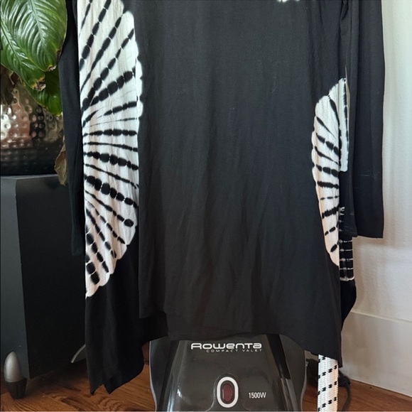 Soft Surroundings Tie Dye Rayon Tunic Top Sz L Black White asymmetrical hem - Picture 3 of 8